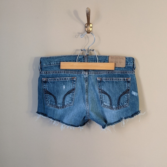 Hollister Red Tag Frayed 4- Button Short - Picture 2 of 5